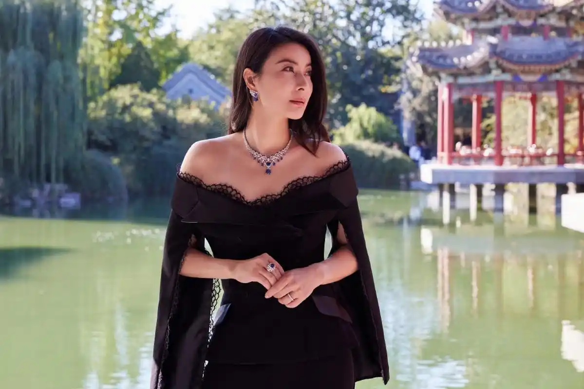 郭晶晶很少穿惊艳的衣服出镜,在10月22日郭晶晶罕见晒出自己阔太风的