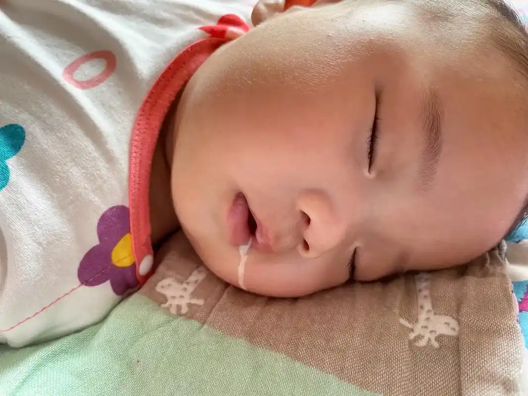 把你家孩子睡觉的照片发评论里给我看看.##萌娃迷惑 - 抖音