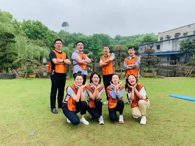 雄赳赳气昂昂齐刷刷地放声领唱队歌《超越梦想》,舞蹈与团队造型都