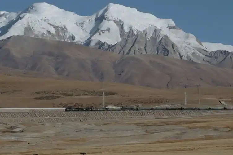念青唐古拉山与青藏铁路