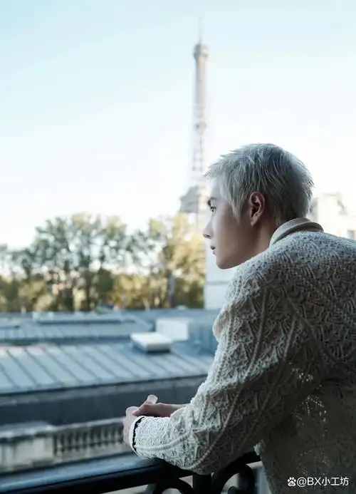 香奈儿全球品牌形象大使王一博身穿chanel2024春夏预告系列外套出席"