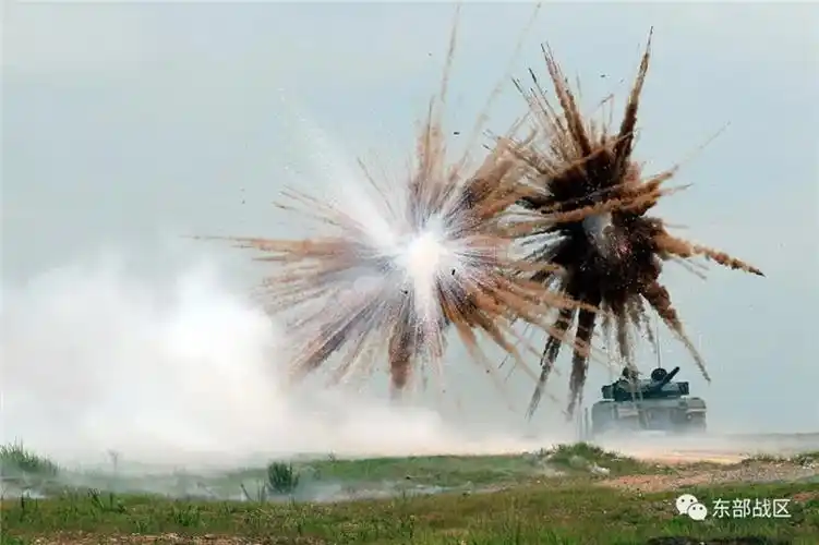 第72集团军某旅开展烟幕弹实弹射击训练锤炼部队防护伪装能力 - 中国