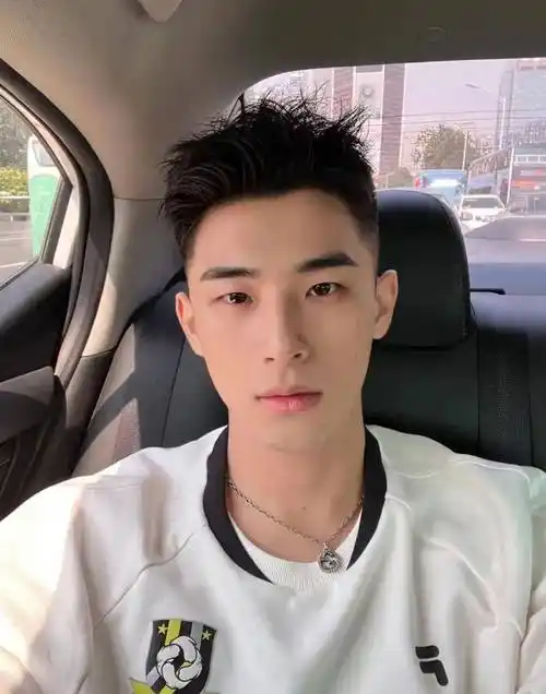 男生"两边掏空"发型叫什么?这3款干净帅气,剪完很清爽_头发_造型_锡纸