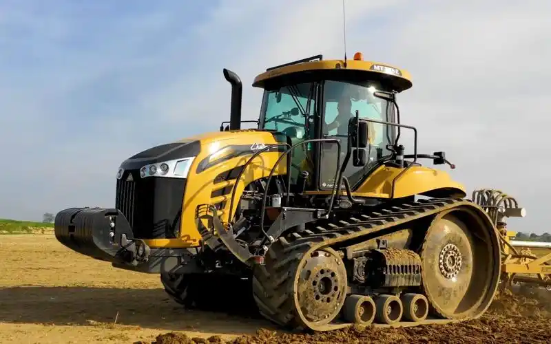 蓝光高清记录美国挑战者mt775履带式拖拉机农田深松整地同时灌溉