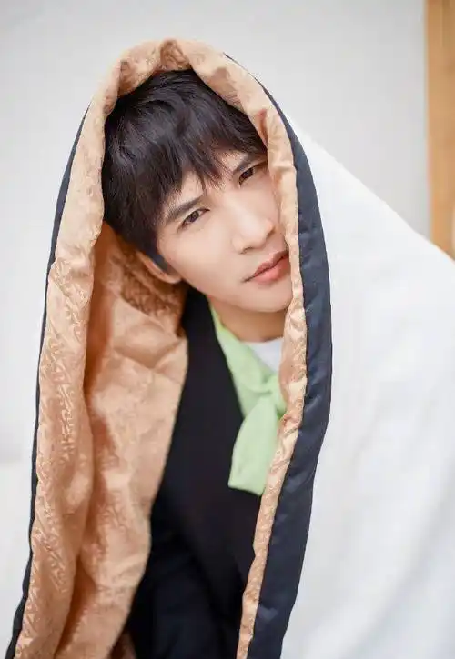 大张伟春日时尚大片曝光 一改搞笑风格表情认真严肃_娱乐