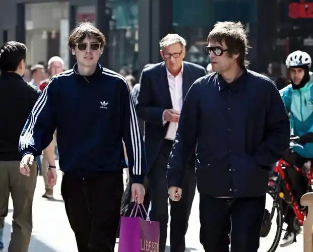 liam gallagher和儿子gene伦敦购物新街拍.