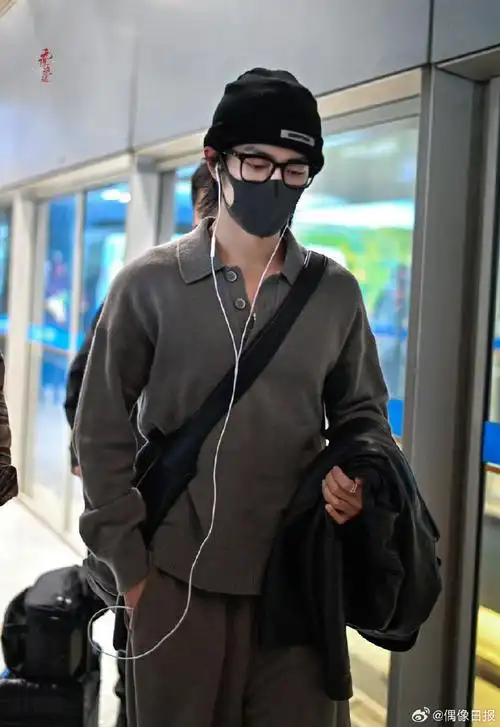 肖战北京机场穿搭
