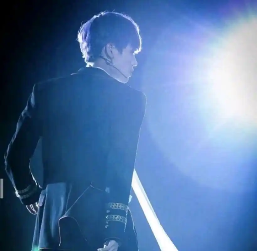 为舞台而生的林彦俊,背影造型帅气十足,很适合站在舞台上