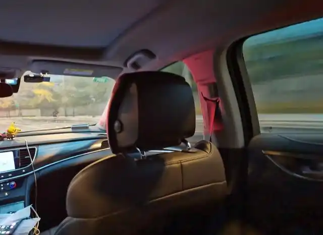 相比于一辆开着舒适的轿车,坐在车里的你更愿意听着音乐,看着窗外