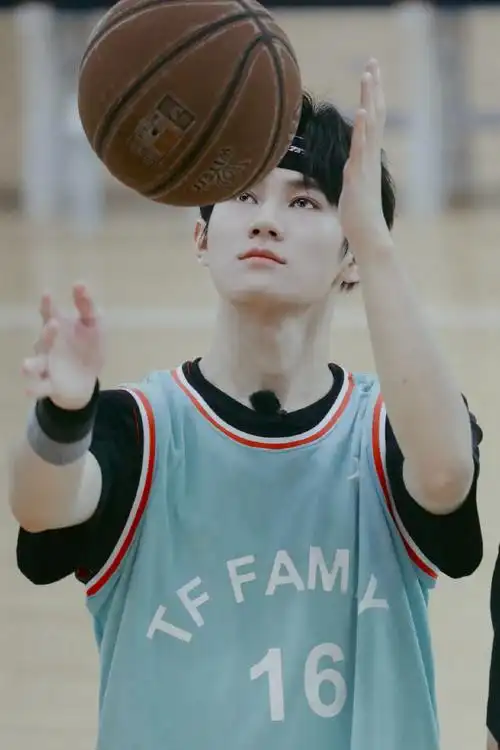 tf家族运动会撕名牌##张真源负角度进球##张真源负角度投篮