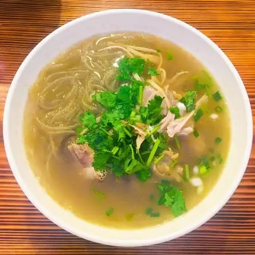 这份老母鸡汤红薯粉一端上来,最直观的感觉就是:大!