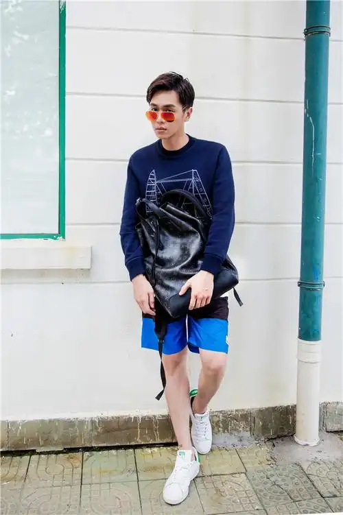 张若昀少年进行时 漫步街头化身韩系漫撕男