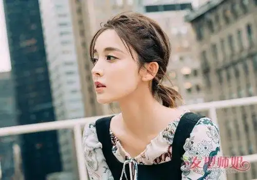 这个季节中短发女生这样扎头发最有女人味儿 微蓬松中带有一丝慵懒