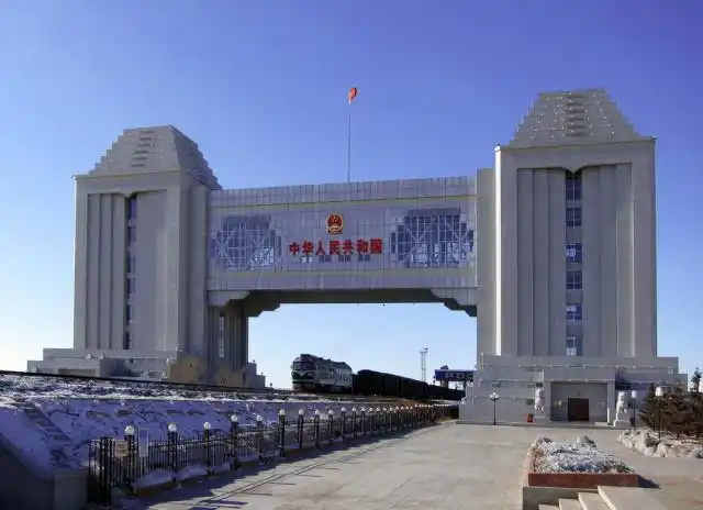 在中俄边境,俄军稻草人驻守边境,我国士兵回敬军礼