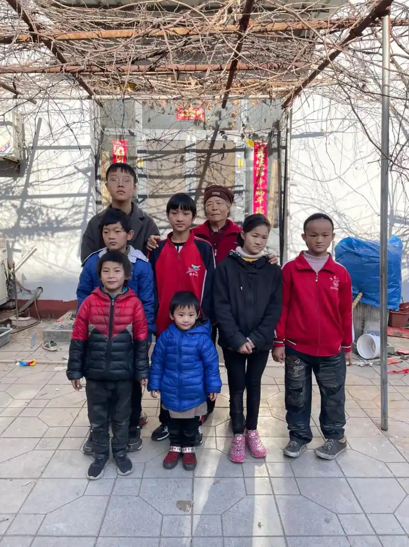 关爱孤儿 合影中间的这位奶奶是福利院院长,她这一生都在做这 - 兑趑