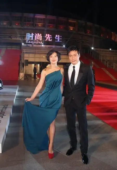 罗嘉良苏岩亮相"时尚先生盛典" 引爆红毯现场