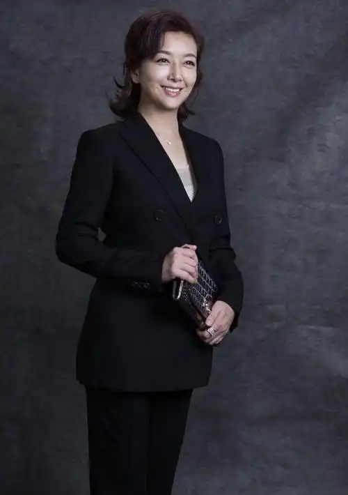 江珊气质真的好穿宝石蓝连衣裙配短发亮相一般人穿不出高级感