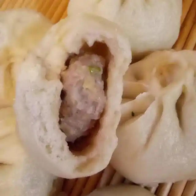 猪肉大葱包,皮薄馅大,咬一口还流汁,早餐吃2个营养就够了