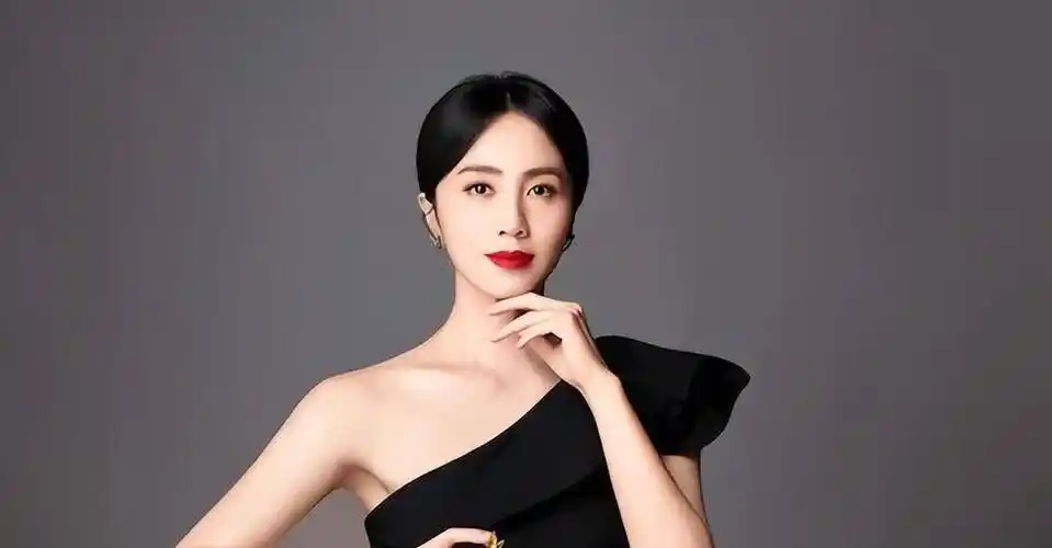 演员孙莉:嫁大6岁黄磊,婚后连生三胎,如今一家五口其乐融融_女儿_看