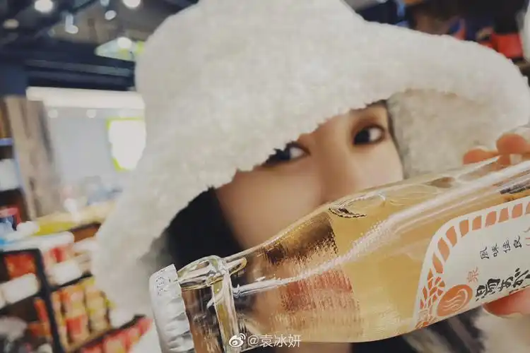 袁冰妍随拍:屯点吃的好过冬～ 毛茸茸的冰妍 看起来暖呼呼的……_高清