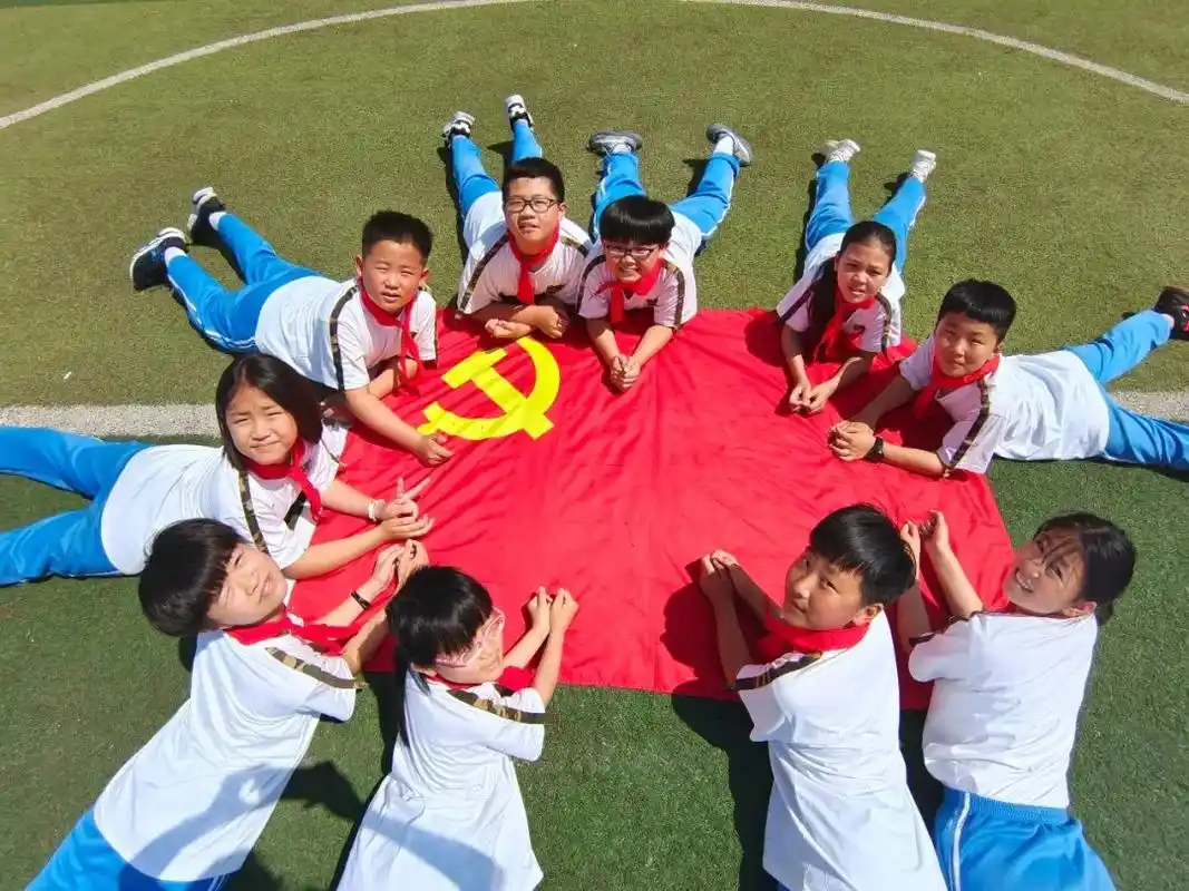 速围观!我与党旗合个影,青春逐梦心向党