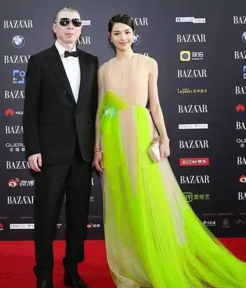 被冯小刚捧红的钟楚曦,成龙接着捧,如今还抢美妆博主"饭碗"?