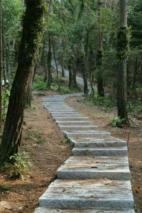 原生态山水主题游步道绕山盘旋