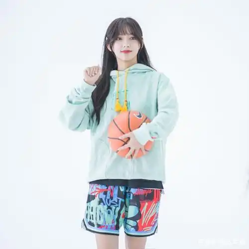 程潇运动风甜美写真图片