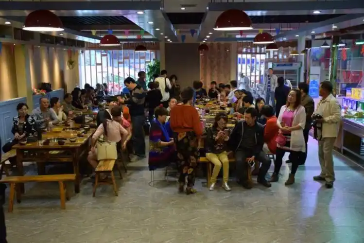 群友们拼起了长桌,围在一起,谈天说地,很是热闹.