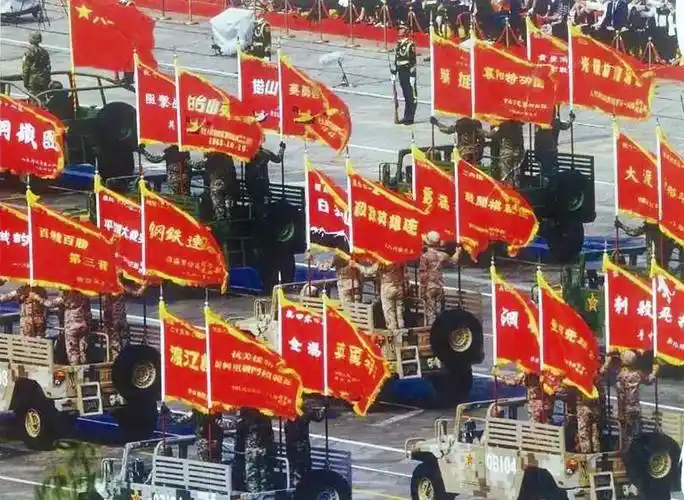 援朝新兴里战斗模范连"旗帜(前排左二),被编入2019年国庆阅兵战旗方队