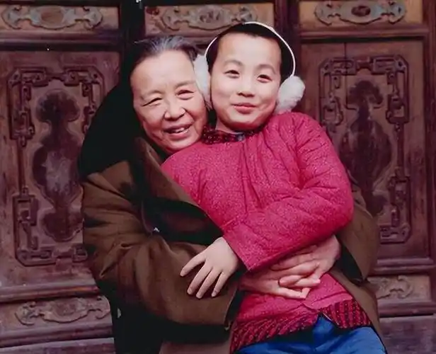 瞧瞧年轻时候的李明启,是不是一位灵气十足,温婉可人的女神呢?