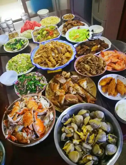 朋友圈晒的8桌中秋家宴,家家温馨有亮点,最后一桌真实又心酸-腾讯新闻