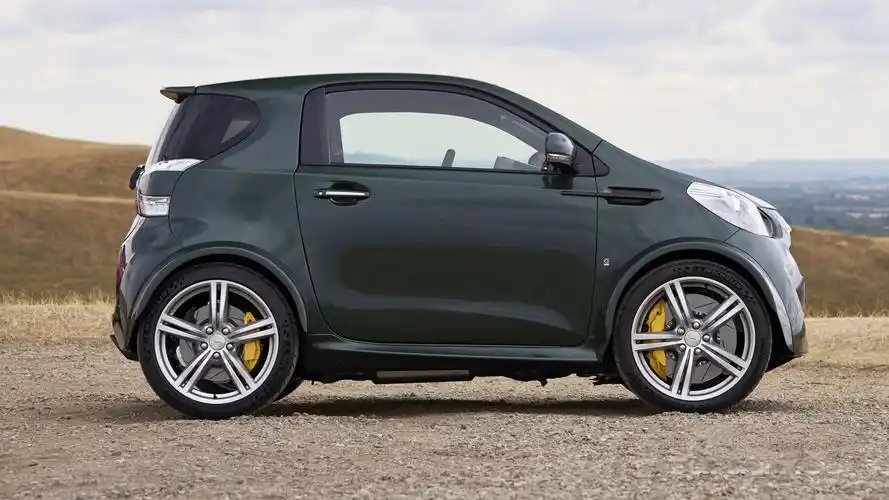 阿斯顿马丁怕不是疯了—小型车上装一台v8_搜狐汽车_搜狐网