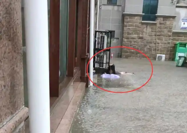 原创河南24岁女子暴雨中触电身亡两个小孩的妈妈最大的才3岁