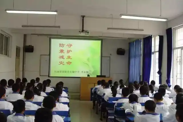 固始县实验中学举行"人防知识普及教育"观摩活动