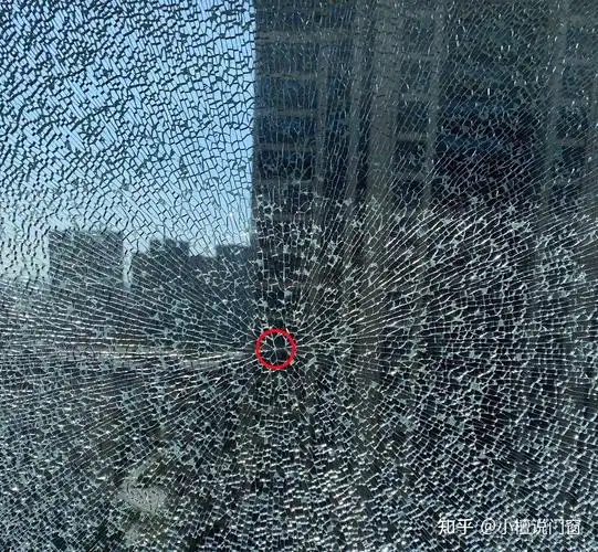 这块玻璃是自爆的还是人为的?