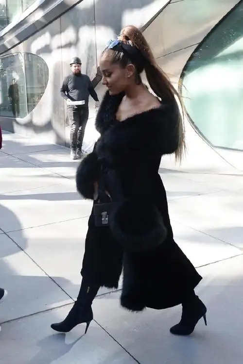 157cma妹好个性,穿貂还露肩,穿上过膝长靴好显高!