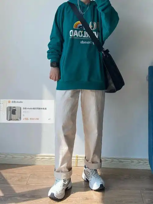 初秋穿这个墨绿色的卫衣 颜色真的好特别🟢 搭配一条浅色的米色休闲