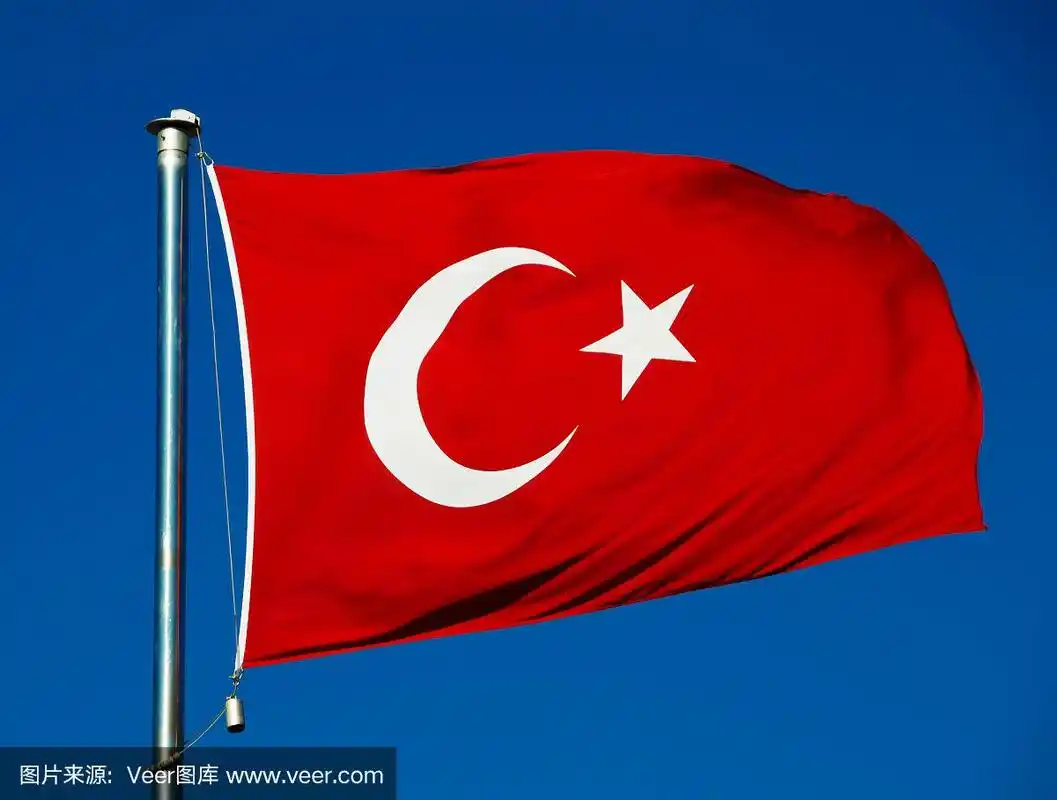 蓝天上的土耳其国旗