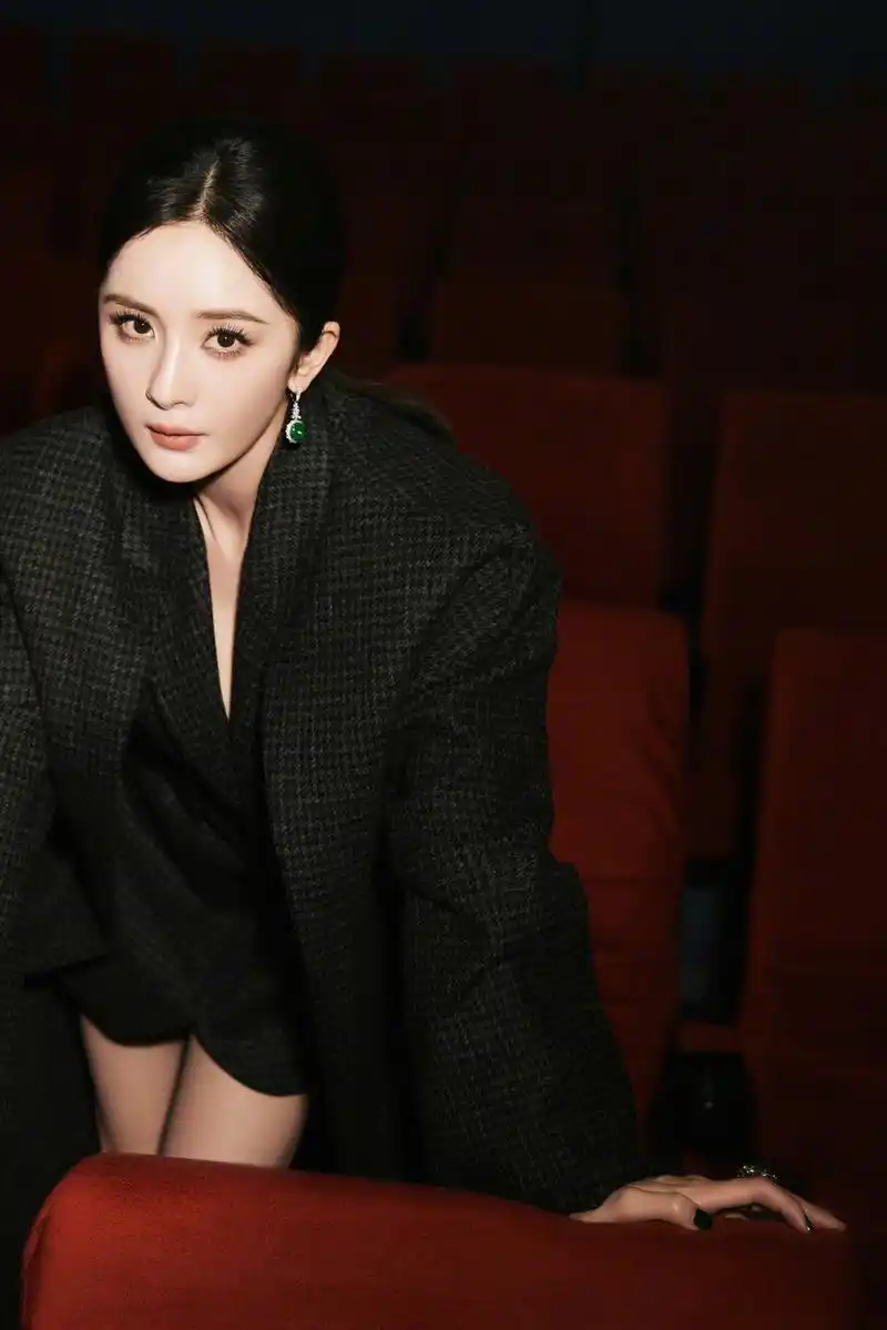 杨幂穿着黑色长外套和高跟鞋,头发向后梳,展现高冷造型的魅力!