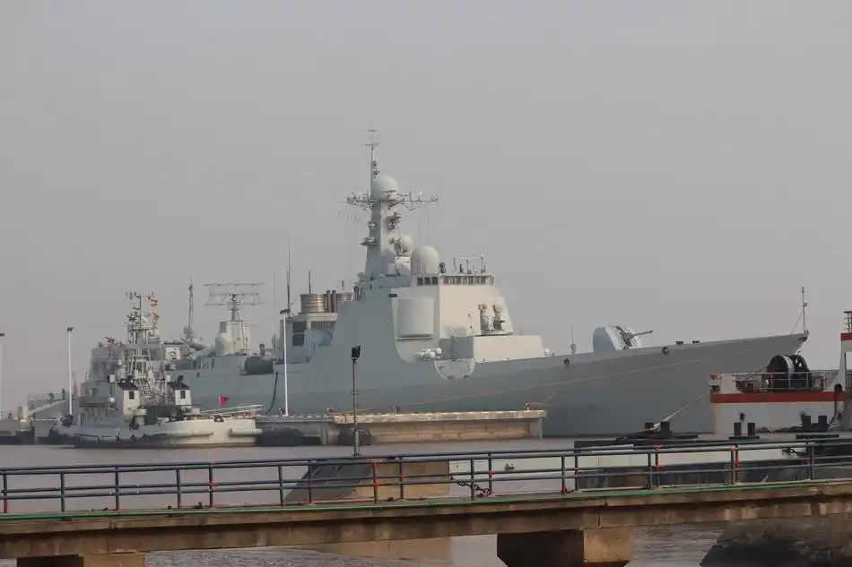 052c舰雄姿耸立舟山军港只等服役