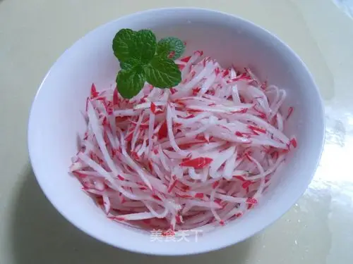 把腌好的萝卜丝沥干水分,然后加入白糖和白醋拌匀即可.