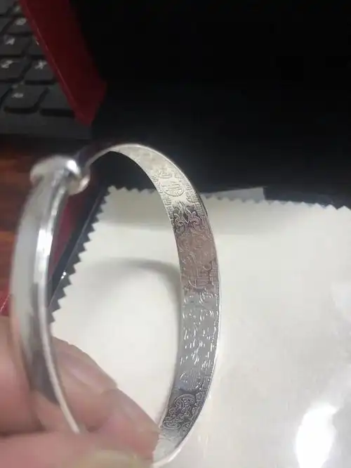 奶奶送的纹银手镯,可好看了