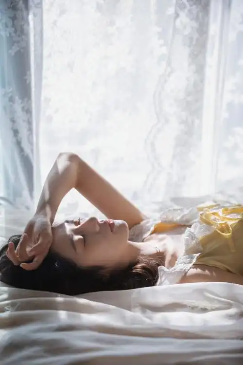 安逸睡衣照性感不失优雅