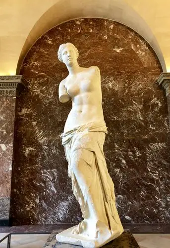 著名的断臂维纳斯雕像是一尊古希腊大理石雕像,高2.04米.