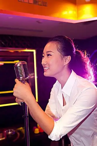 年轻女人在ktv唱歌