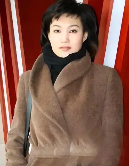 央视美女主持人李梓萌:45岁至今仍未婚,风光背后也有心酸_工作_稿件