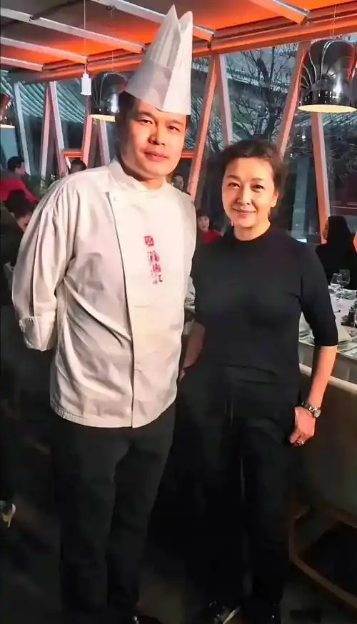 看江珊跟素人合影,才发现她老了还这么漂亮,没美颜她是普通阿姨但自信