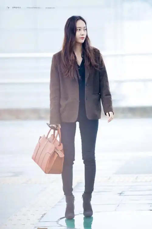 krystal郑秀晶米兰时装周机场照
