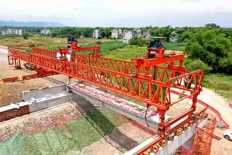 崇爱高速明江大桥首片箱梁成功架设